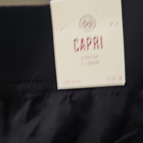 Women's Size Medium New With Tags So Cargo Black Capris - Picture 4 of 6